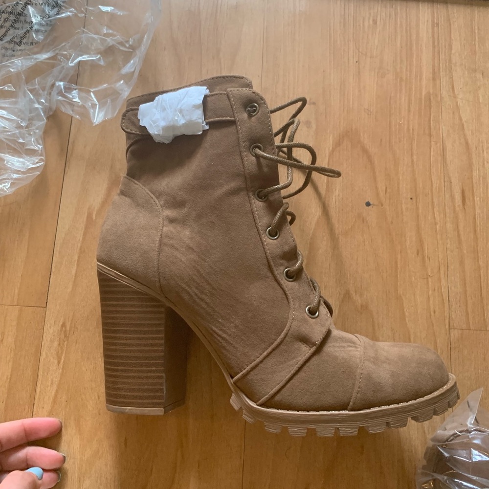 NEWHeeles boots! Very cute and comfortable